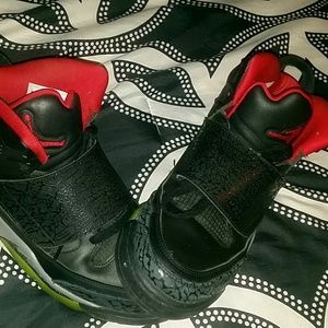 Mens size 9 Black and red Jordans